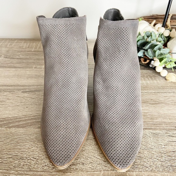 Vince Camuto Nethera Gray Perforated Leather Pointed Toe Ankle Booties 11M - Picture 3 of 12